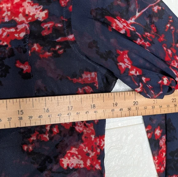 262-Guess Floral Navy‎ and Red Women's Top - Picture 4 of 5
